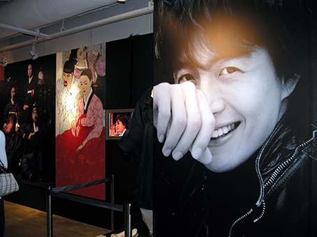 冬のソナタのぺ・ヨンジュン「優雅であぶない世界展」2004〜